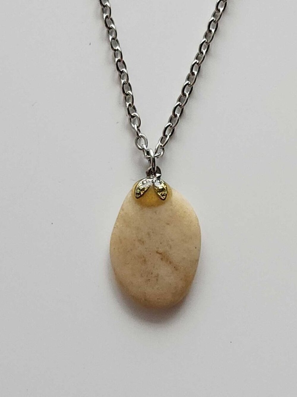 Silver and beige natural stone necklace with a small silver chain - Picture 9 of 10